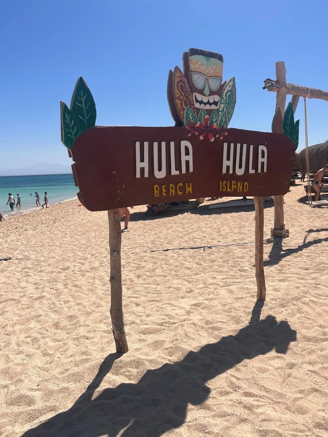 Hula Hula Beach Island welcome sign on the white sand beach