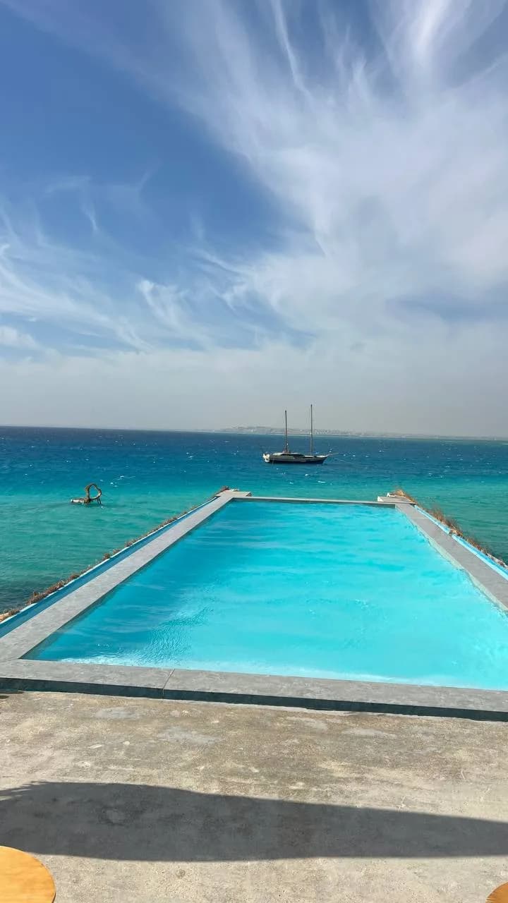 Infinity pool overlooking the sea at Ozirea Island